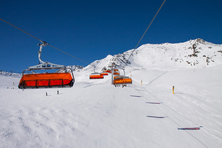 斜坡上滑雪度假村