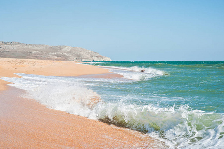 波涛汹涌的海上海岸线