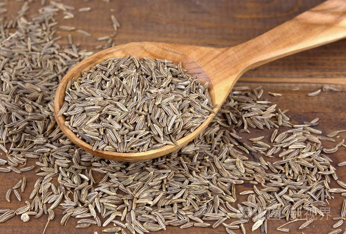 小茴香种子在木勺