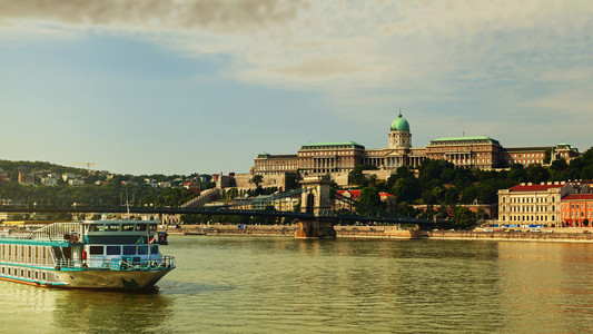在布达佩斯市多瑙河视图