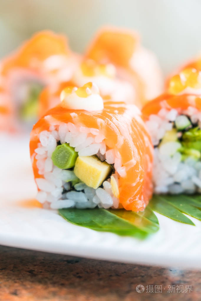 三文鱼寿司卷照片-正版商用图片0ndxfo-摄图新视界