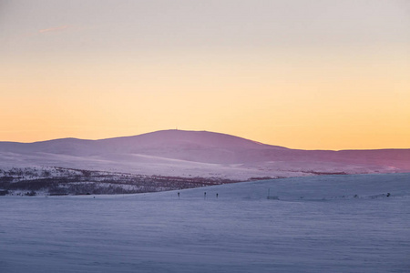 挪威中部一个美丽多彩的冬季日落。温暖的黄昏照亮了群山