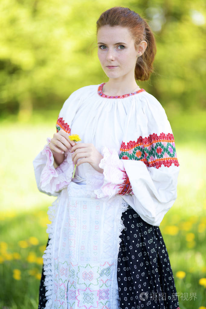 美丽的女孩在斯洛伐克民俗礼服