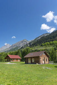 在阿尔卑斯山的木制别墅