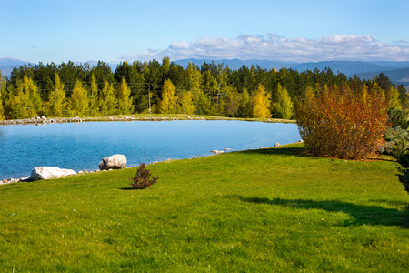 美丽的蓝色湖泊, 多彩秋天的树木和山查看背景照片