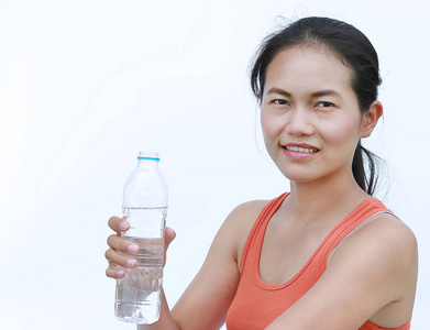 健康女人控股瓶水后锻炼，健身锻炼概念在白色背景上的女孩