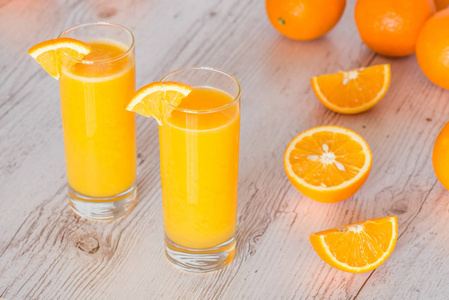 玻璃在轻木背景橙汁