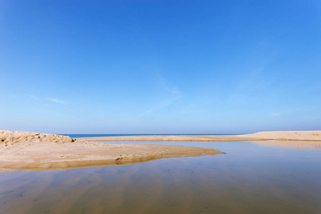 美丽的热带海与白色沙子在海滩上