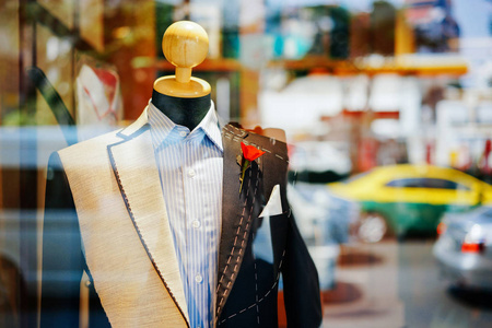 男西装在一个木制的模特儿在商店橱窗.概念时尚设计风格照片