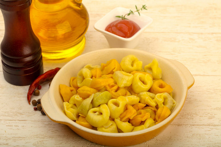 馄饨面食送达橄榄油和胡椒