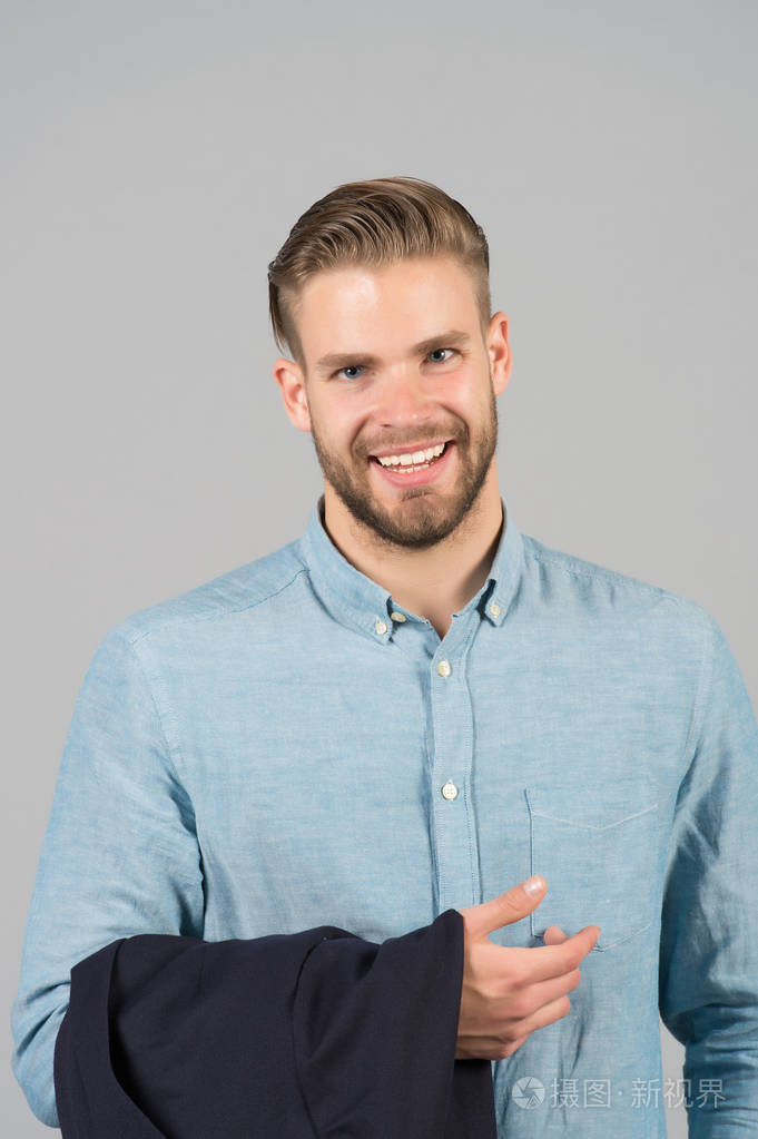 男人微笑着带着大胡子的脸和金色的头发理发男子气概的快乐微笑着蓝色