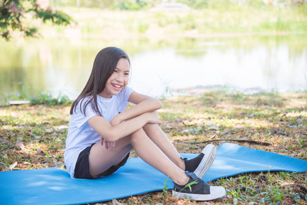 在公园里微笑的女孩