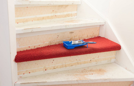 从老式楼梯上取下地毯胶水和油漆