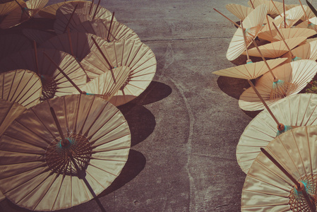 手工制作的竹和油纸伞照片