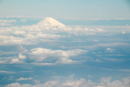 日本富士山与各组的云在鸟瞰图背景