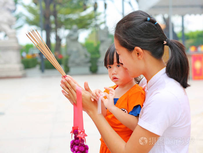 母亲和她的女儿祈祷神社神和女神在中国农历新年的在泰国的华人庙宇照片 正版商用图片0ne7xr 摄图新视界 母亲和她的女儿祈祷神社神和女神在中国农历新年的在泰国的华人庙宇照片 正版商用图片0ne7xr 摄图新视界