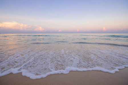 海的风景波浪与泡沫在海岸沙子