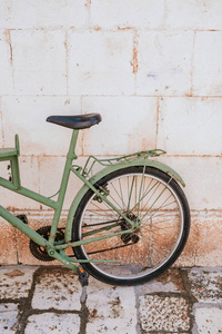 老式的绿色自行车