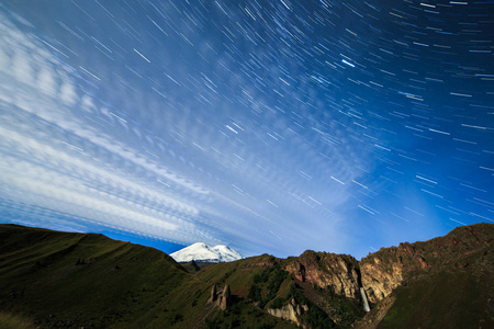 星星画线和云彩。夜风景。俄罗斯。芒 Elbr