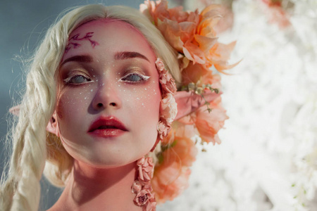 迷人的小精灵特写.带花的发型照片