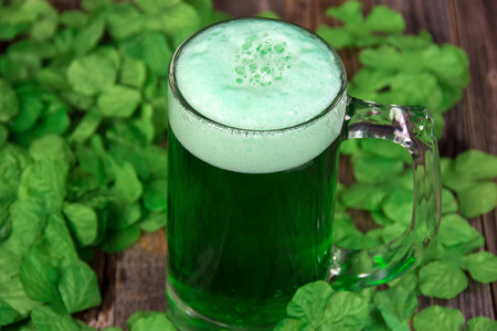 在三叶草的泡沫绿色啤酒