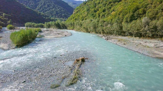 飞越高加索山脉的 Teberda 河。KarachayCherkess 共和国, 俄罗斯