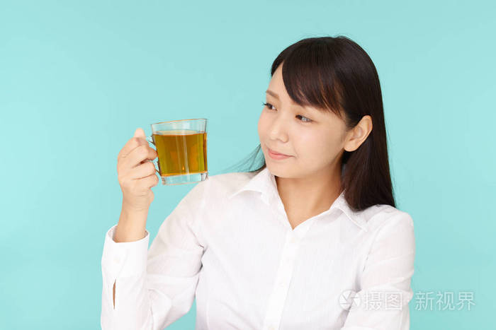 喝茶的女人