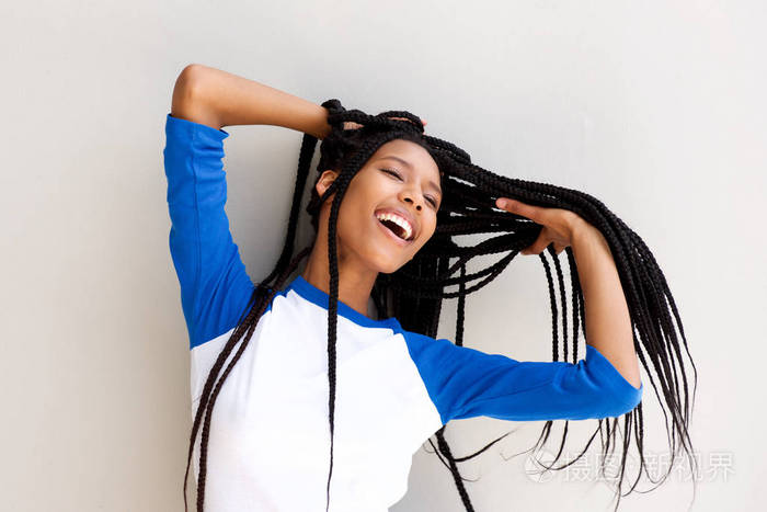 长辫子的美丽的年轻的黑人妇女的画像