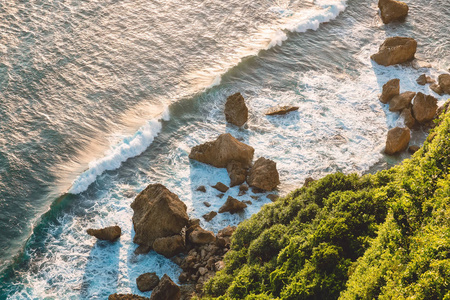 波浪蓝水海岸观