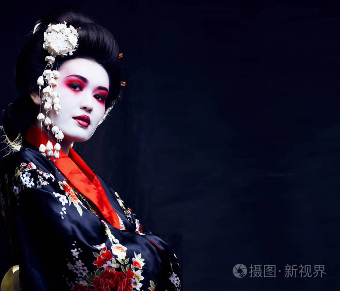 年轻漂亮的艺伎和服与樱花和装饰