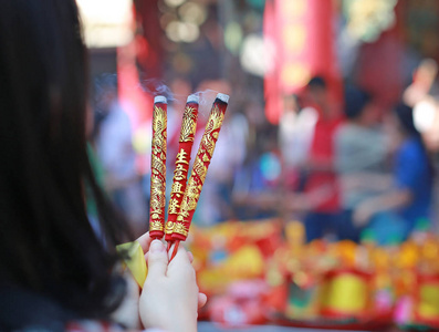 人们祈祷尊重焚香为神在中国农历新年的一天在曼谷，泰国的华人庙宇