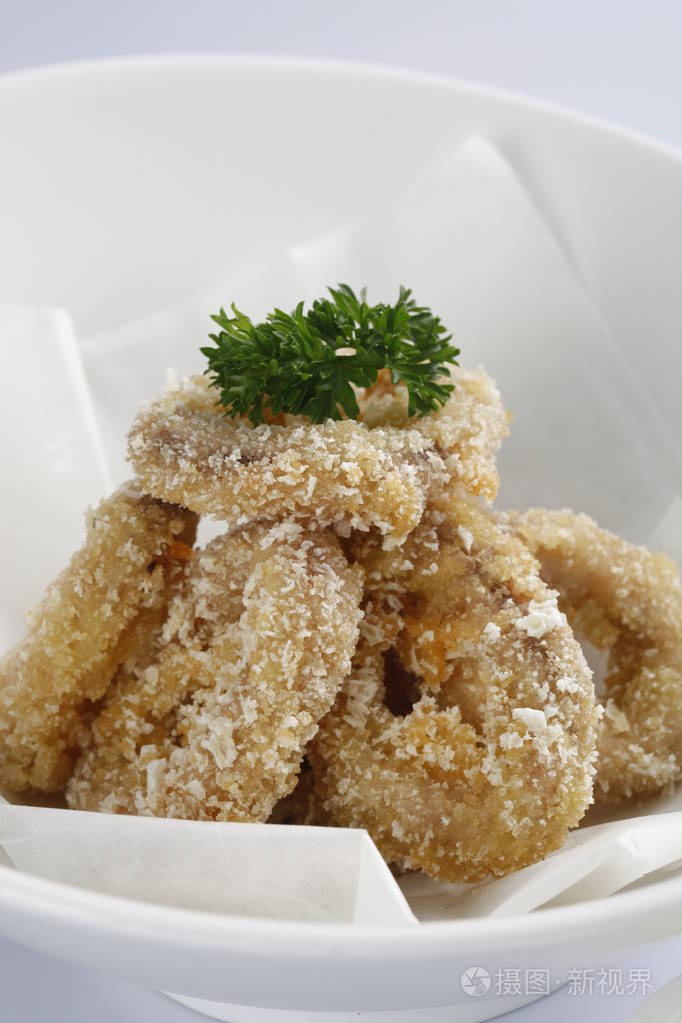 桌上炸鱿鱼板特写