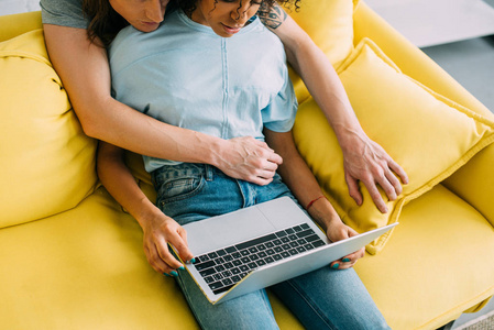 抱着生病的朋友图片