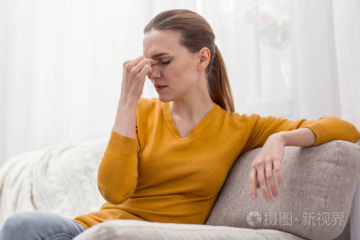 有魅力的疲惫的女人需要休息