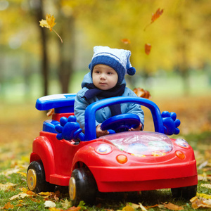 小滑稽男孩驾驶玩具车