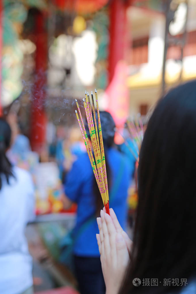 人们祈祷尊重焚香为神在中国农历新年的一天在曼谷泰国的华人庙宇