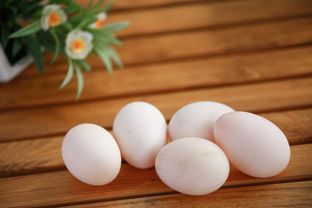 自然，新鲜的鸡蛋烹煮或原料，新鲜的鸡蛋背景上巢蛋