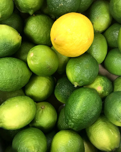 大量的新鲜的酸橙绿色在市场图片