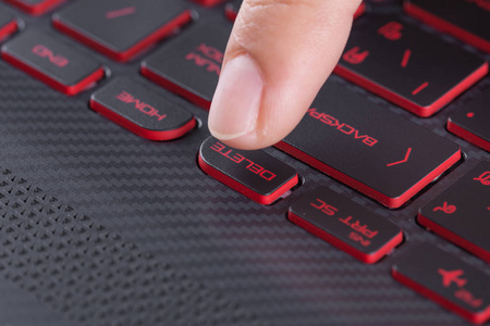 笔记本电脑键盘上的手指推删除按钮