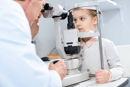 眼科医生在临床上用狭缝灯检查青春期前儿童视力