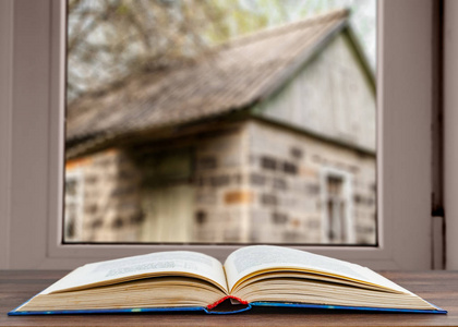 一本关于窗户俯瞰废弃房子的详细书.照片