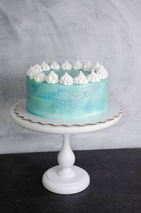 淡蓝色奶油芝士蛋糕配棉花糖和皇马