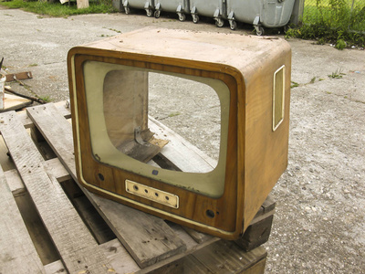 站在托盘上的旧电视机的外壳