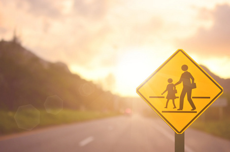 学校标志。对道路交通标志模糊道路抽象背景