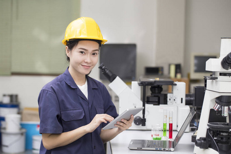 亚洲妇女工程师在实验室进行化学测试, 科学照片