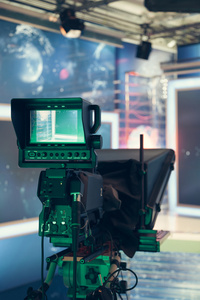 电视演播室摄像机和灯光录制电视新闻