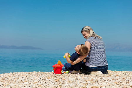 母亲和儿子在海滩上很开心