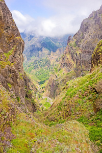 徒步旅行的尾巴咏叹多彩火山山风景