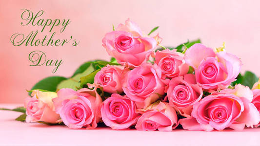 粉红木桌上的粉红色玫瑰, 母亲节背景特写