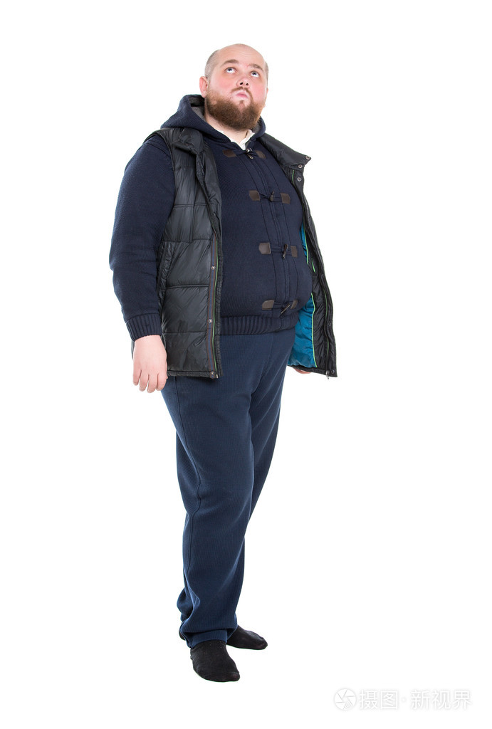 乐呵呵的胖子坐在黑暗的暖和的衣服